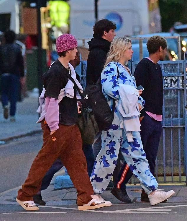 Không có nhiều thông tin cá nhân về bạn gái mới của Cruz, chỉ biết cô sống ở London và từng làm người mẫu.