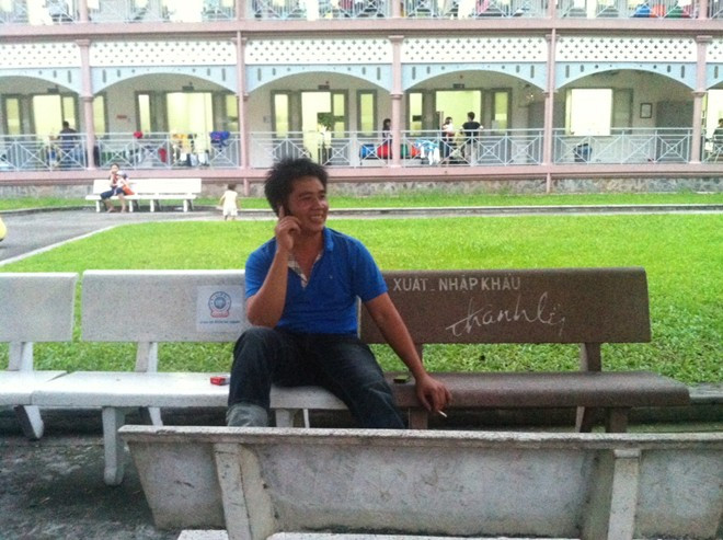 Cha của 2 cháu bé vui mừng gọi điện thông báo cho 2 bên gia đình nội ngoại ở quê