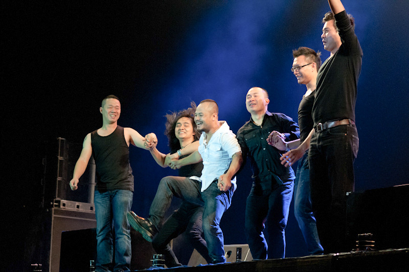 Màn kết thúc đêm diễn khiến cho nhiều fan thấy hụt hẫng, nhiều fan vẫn kiên nhẫn chờ đợi một điều gì đó khác hơn một lời chào và màn cúi đầu lặng lẽ từ ban nhạc. Và họ cũng đành ra về trong tâm trạng ‘ăn dở’