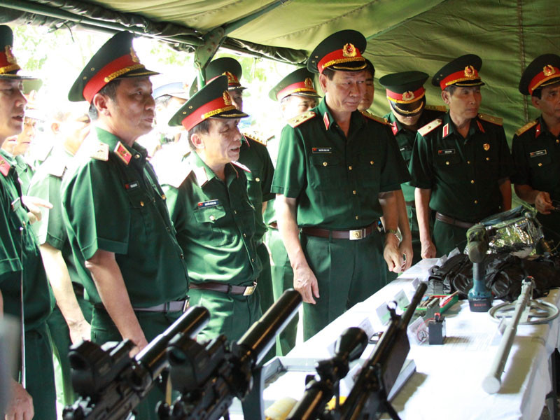 Trung tướng Nguyễn Trung Thu và các đại biểu thăm quan gian trưng bày trang bị, vũ khí cho lực lượng chống khủng bố quân đội