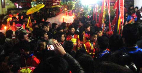 Khi vào trong đình, người dân chen chúc xem dâng lễ