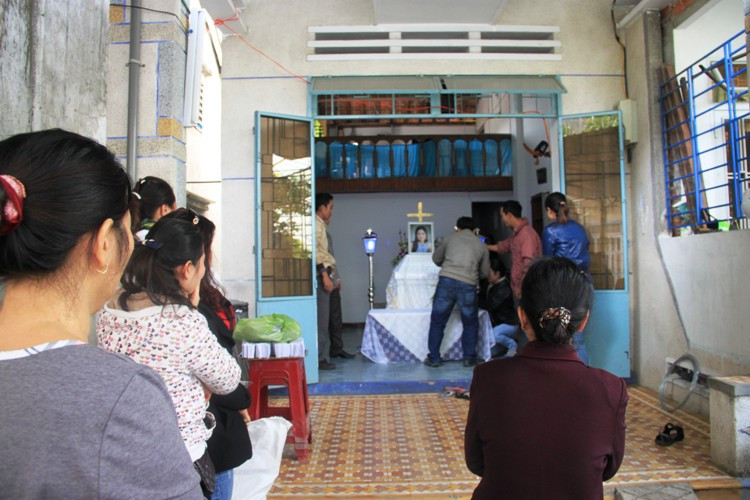 Gia đình, người thân lặng lẽ, tiếc thương sự ra đi của cô gái trẻ.