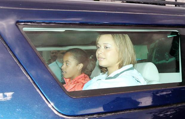 Bà Michelle Obama, hai con gái và đoàn hộ tống đi thăm Downing Street … Ảnh: Telegraph ... thăm Tòa nhà Quốc hội … Ảnh: Telegraph Kể cả ghé vào một tiệm rượu truyền thống nổi tiếng ở Luân Đôn. Ảnh: Telegraph Nhân viên và khung cảnh bên trong tiệm rượu nơi bà Michelle ghé qua… Ảnh: Telegraph Và thăm cả tu viện Westminster Abbey. Ảnh: Telegraph