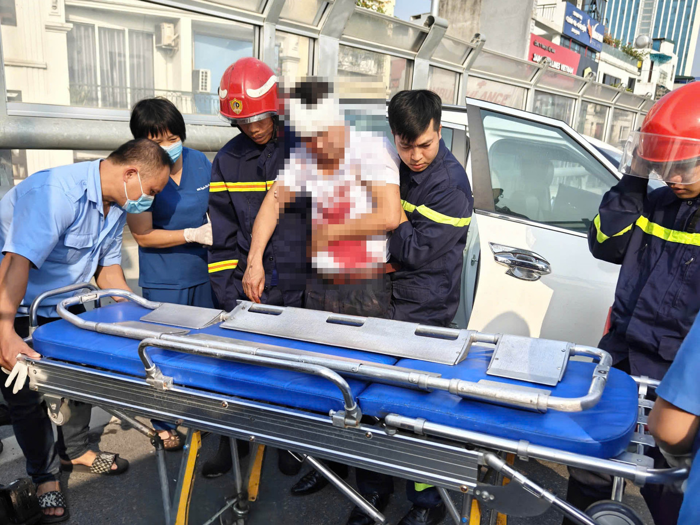 Nạn nhân được đưa ra ngoài đi cấp cứu.