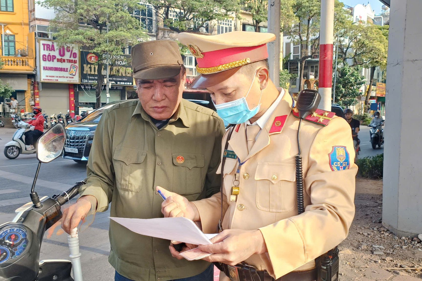 Lái xe ba bánh là thương binh được ký cam kết.