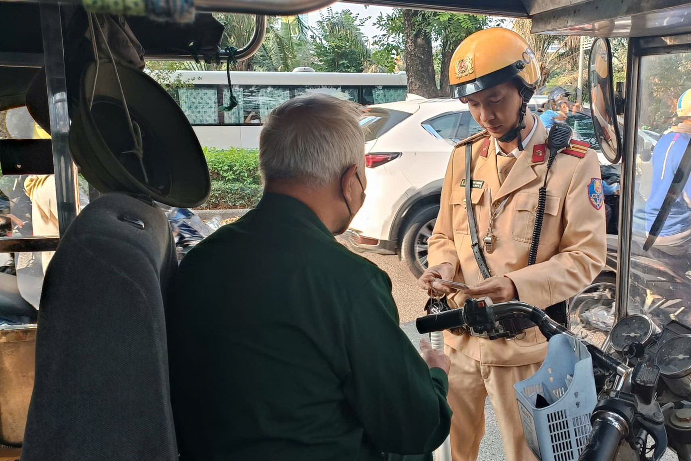Tổ công tác kiểm tra giấy tờ, thẻ thương binh đối với các tài xế.