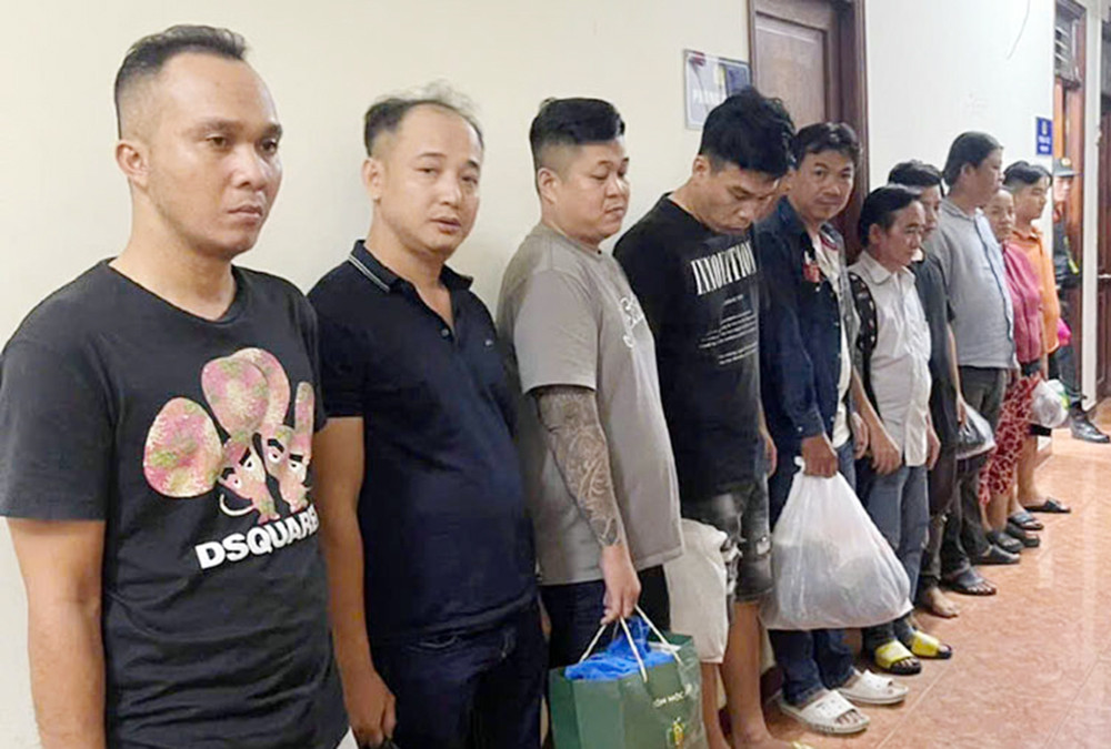 Điều (ngoài cùng bên trái) và đối tượng trong đường dây bị bắt giữ. Ảnh CACC Điều (ngoài cùng bên trái) và đối tượng trong đường dây bị bắt giữ. Ảnh CACC