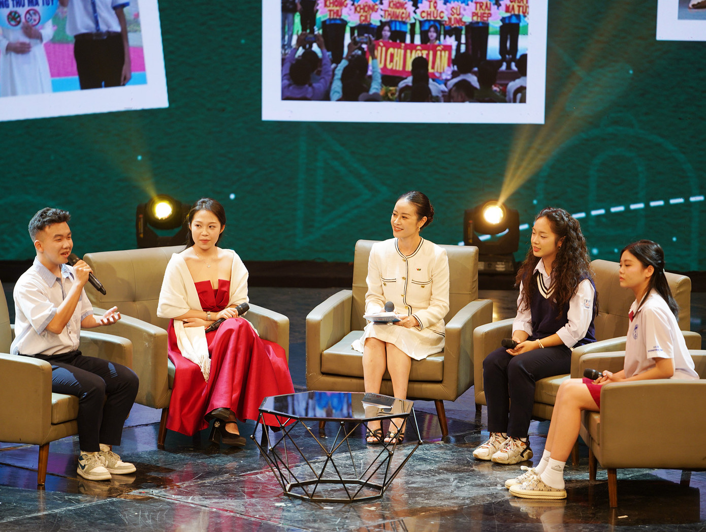 Các em học sinh giao lưu tại chương trình. Các em học sinh giao lưu tại chương trình.