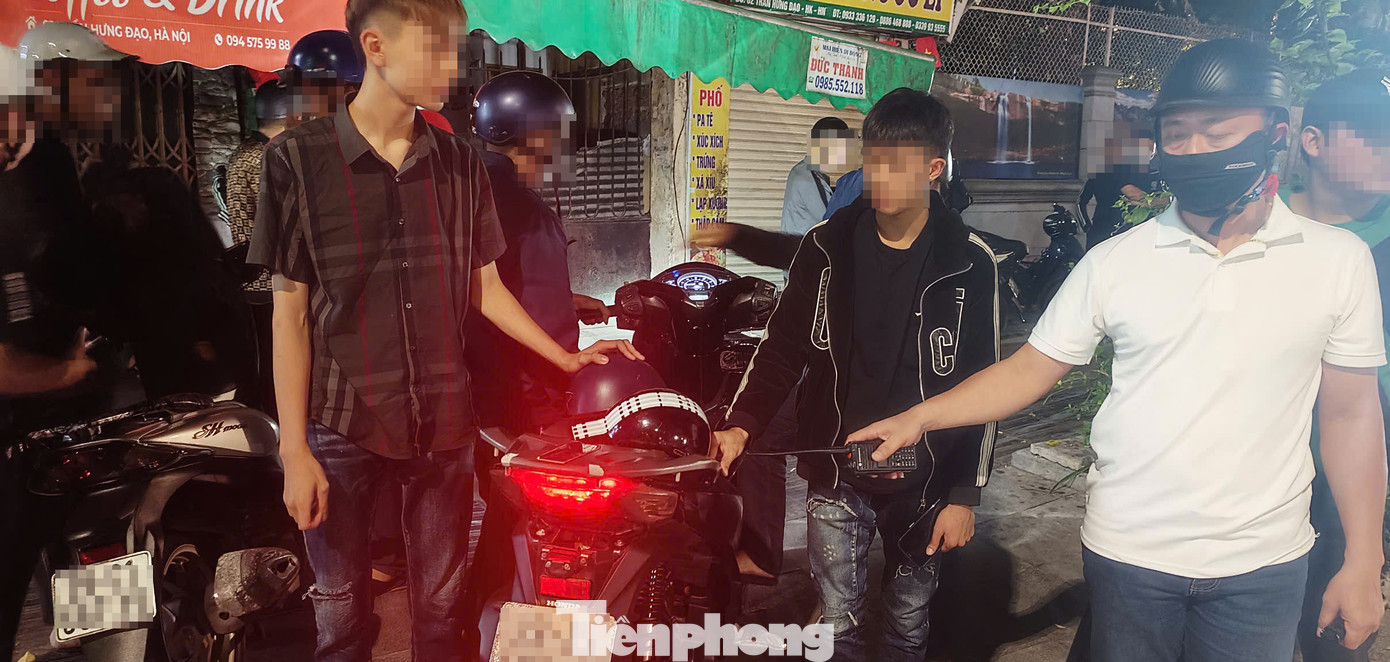 Tổ công tác dừng kiểm tra các phương tiện. Tổ công tác dừng kiểm tra các phương tiện.