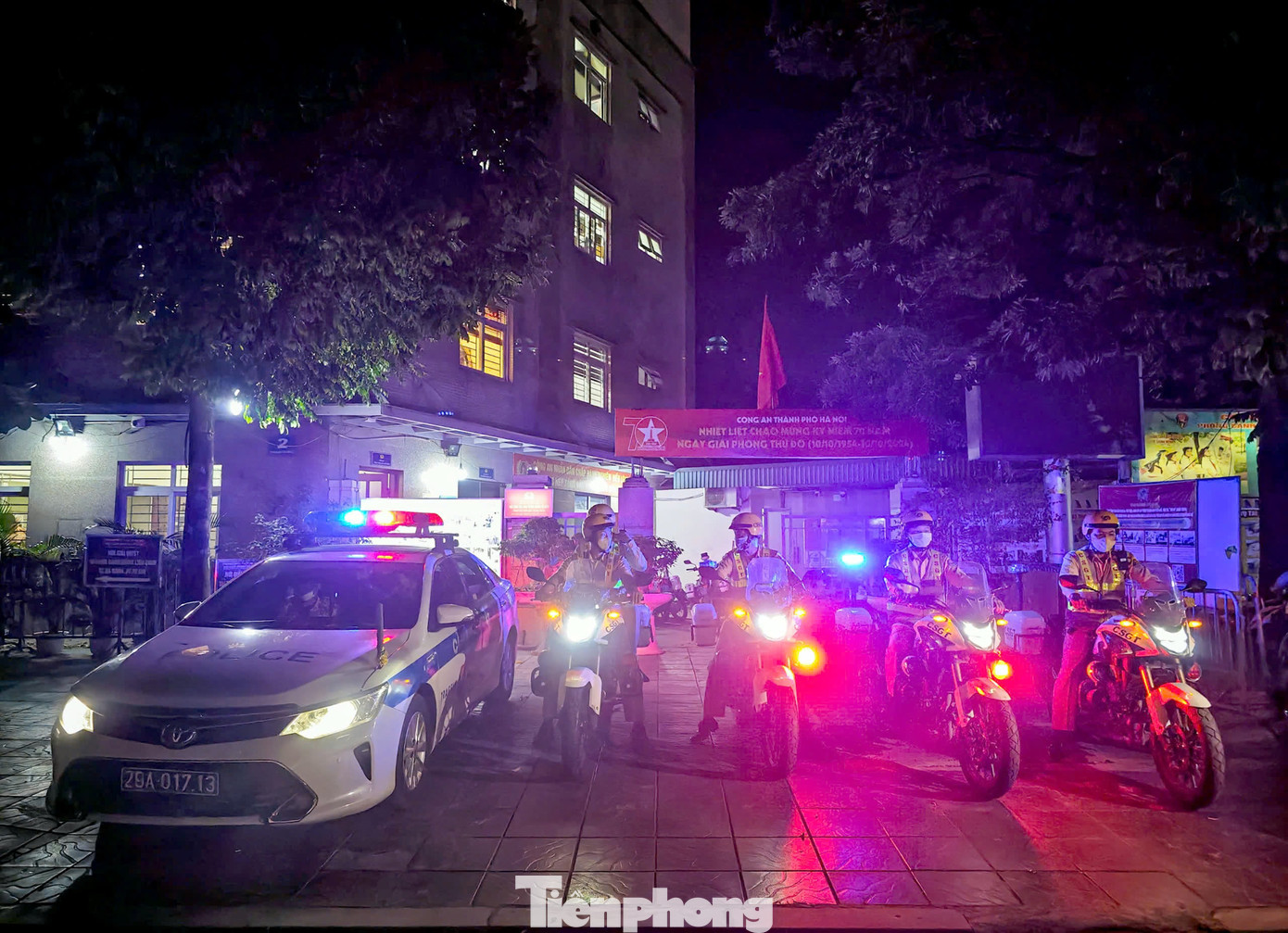 Tối 1/11, PV Tiền Phong đã theo chân lực lượng Đội CSGT đường bộ số 6 (Phòng CSGT Công an TP Hà Nội) làm nhiệm vụ tuần tra kiểm soát, xử lý vi phạm trên các tuyến đường địa bàn quận Nam Từ Liêm, Cầu Giấy...