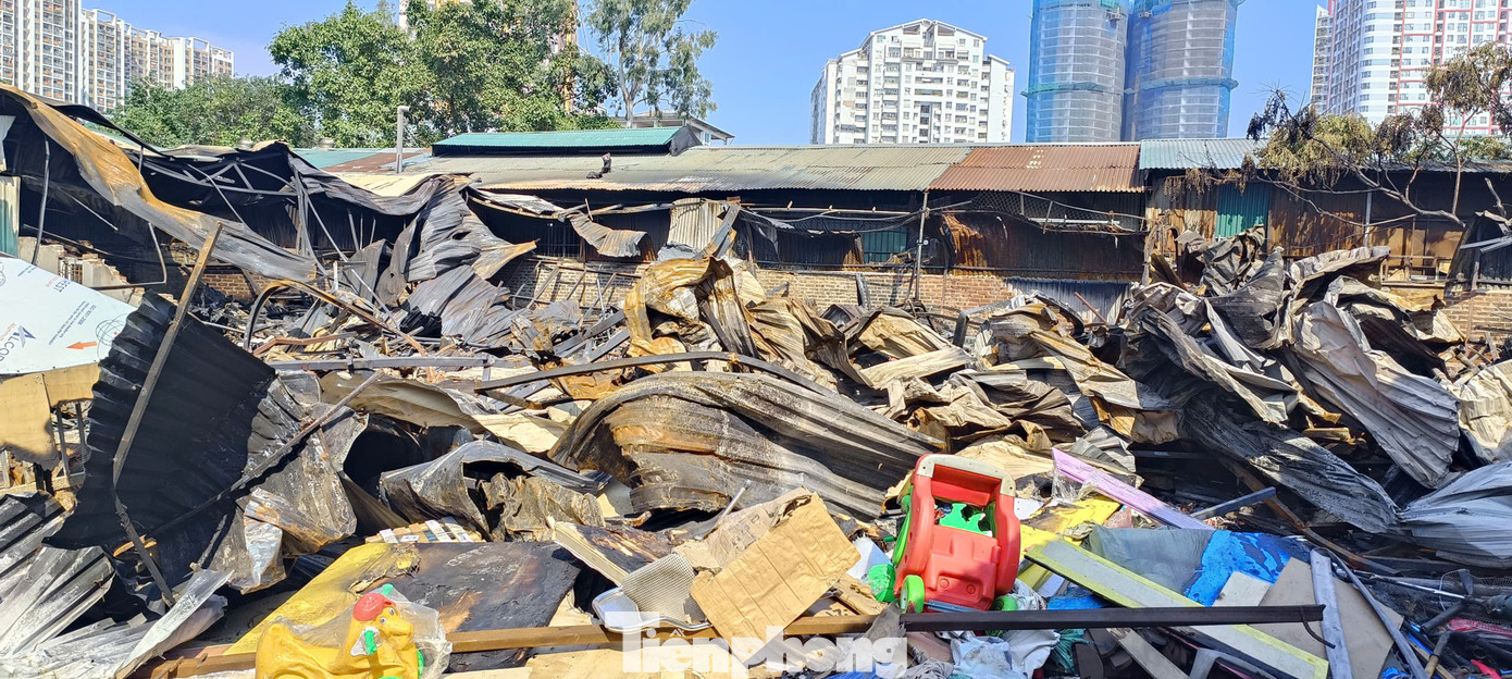 Toàn bộ phần mái tôn kho đồ chơi bị biến dạng, đổ sập hoàn toàn.