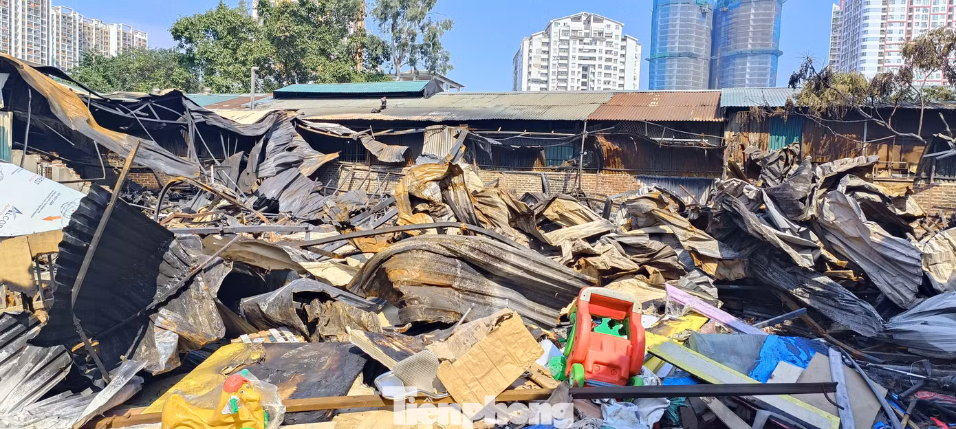 Toàn bộ phần mái tôn kho đồ chơi bị biến dạng, đổ sập hoàn toàn. Toàn bộ phần mái tôn kho đồ chơi bị biến dạng, đổ sập hoàn toàn.