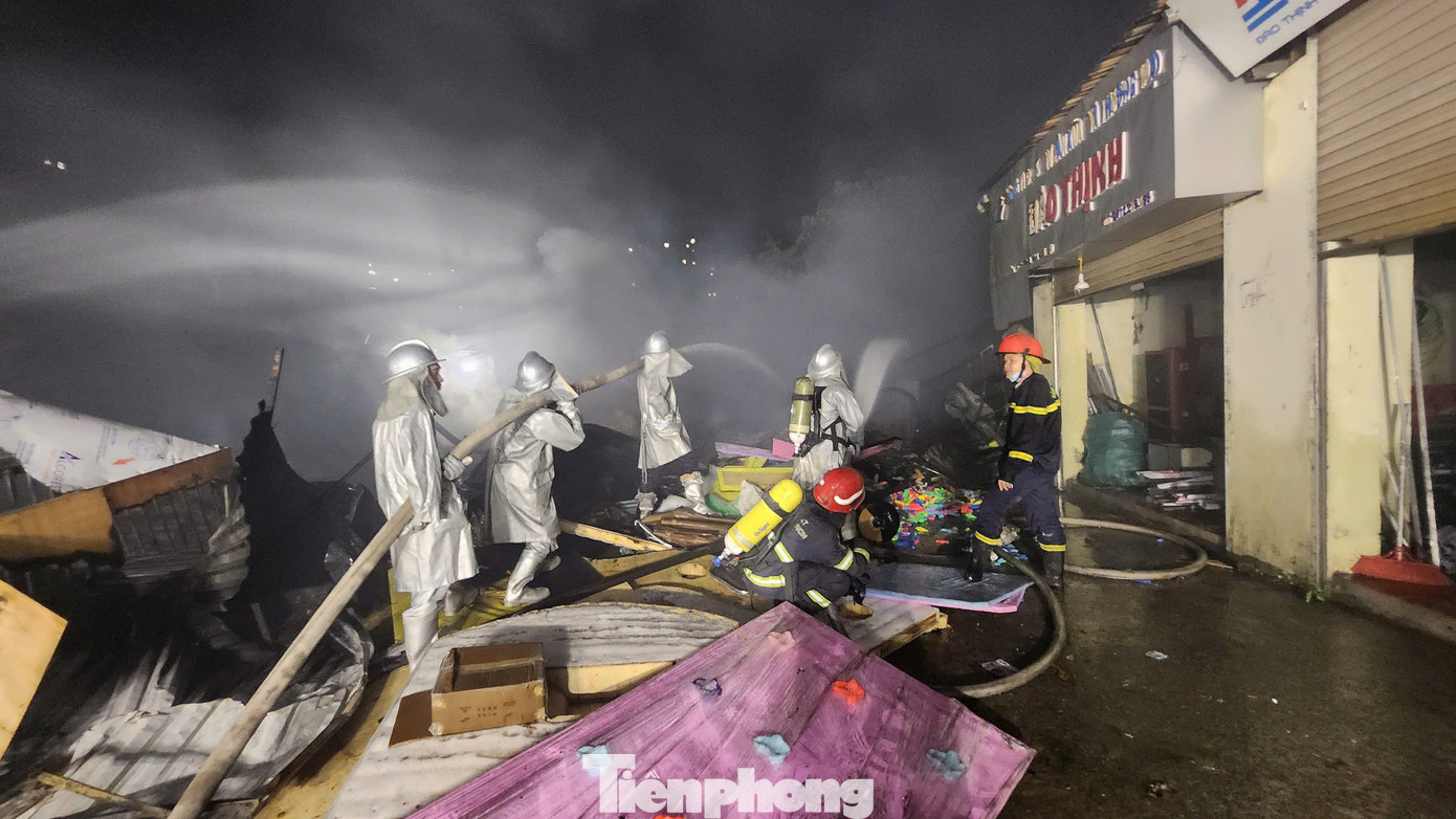 Lực lượng PCCC&amp;CNCH triển khai chữa cháy đêm 18/11.