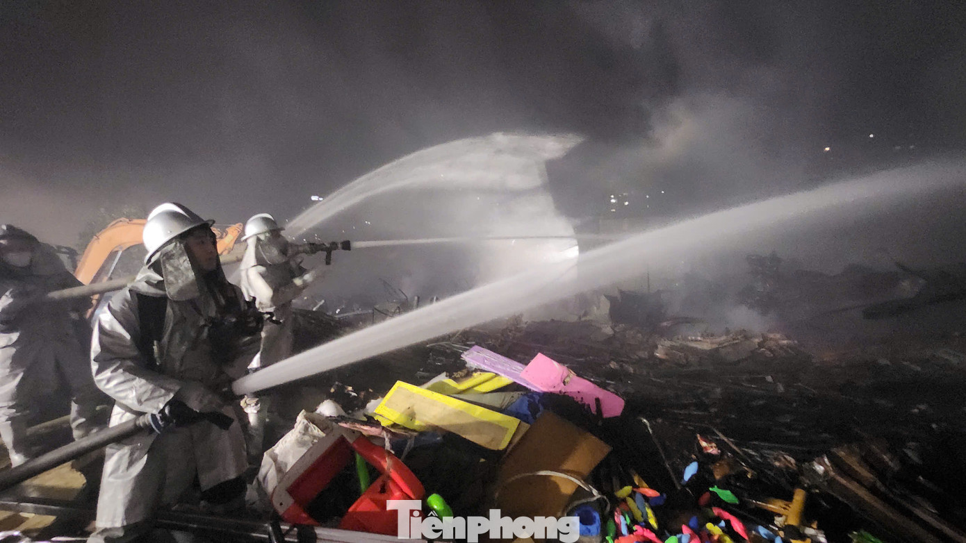 Do bên trong chứa nhiều hàng hóa dễ cháy khiến lửa bùng lên dữ dội, nhanh chóng lan rộng ra xung quanh.