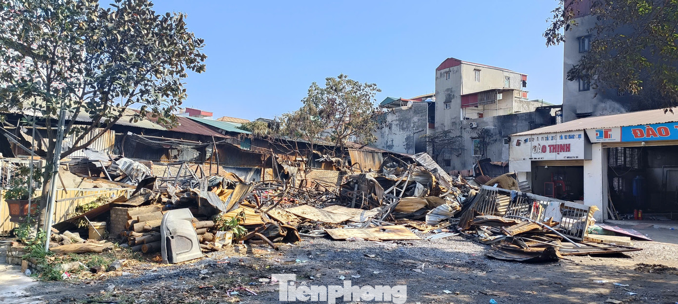 Khoảng 22h26 ngày 18/11, lực lượng chức năng tiếp nhận tin báo cháy tại kho hàng nằm sâu trong ngách 115/35 Định Công (Hoàng Mai, Hà Nội).