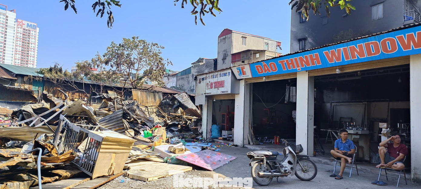 Xưởng nhôm kính kế bên bị lửa bén sang. Theo người dân, may mắn lực lượng chức năng có mặt kịp thời ngăn cháy lan sang các nhà dân, xưởng bên cạnh.