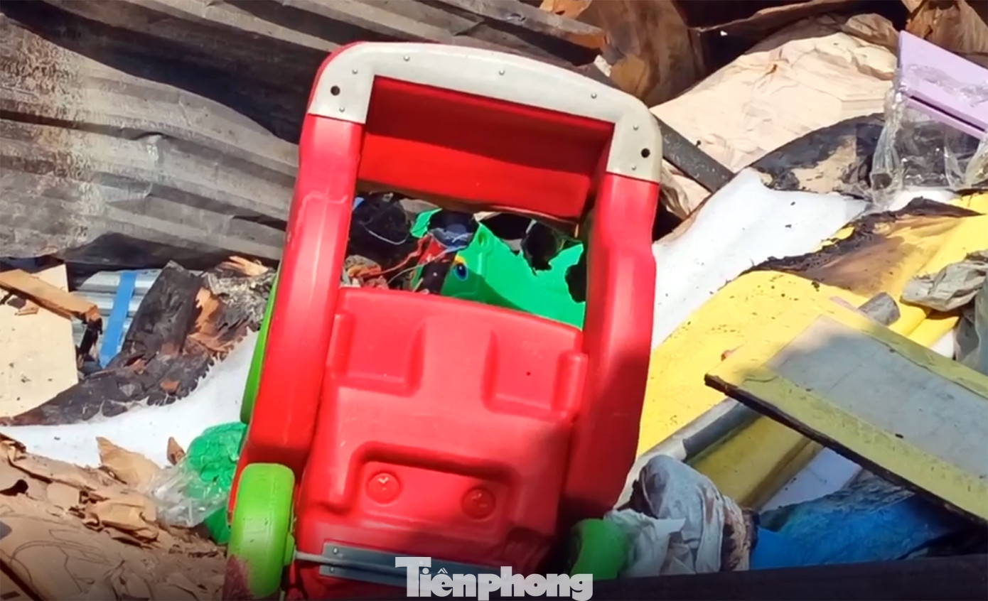 Ghi nhận vào sáng 19/11, toàn bộ kho đồ chơi trẻ em bằng nhựa bị lửa thiêu rụi.