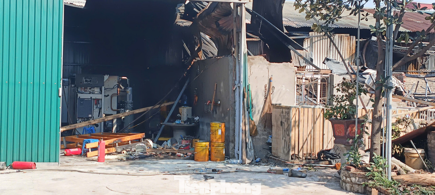 Lửa bén sang 3-4 kho xưởng xung quanh.