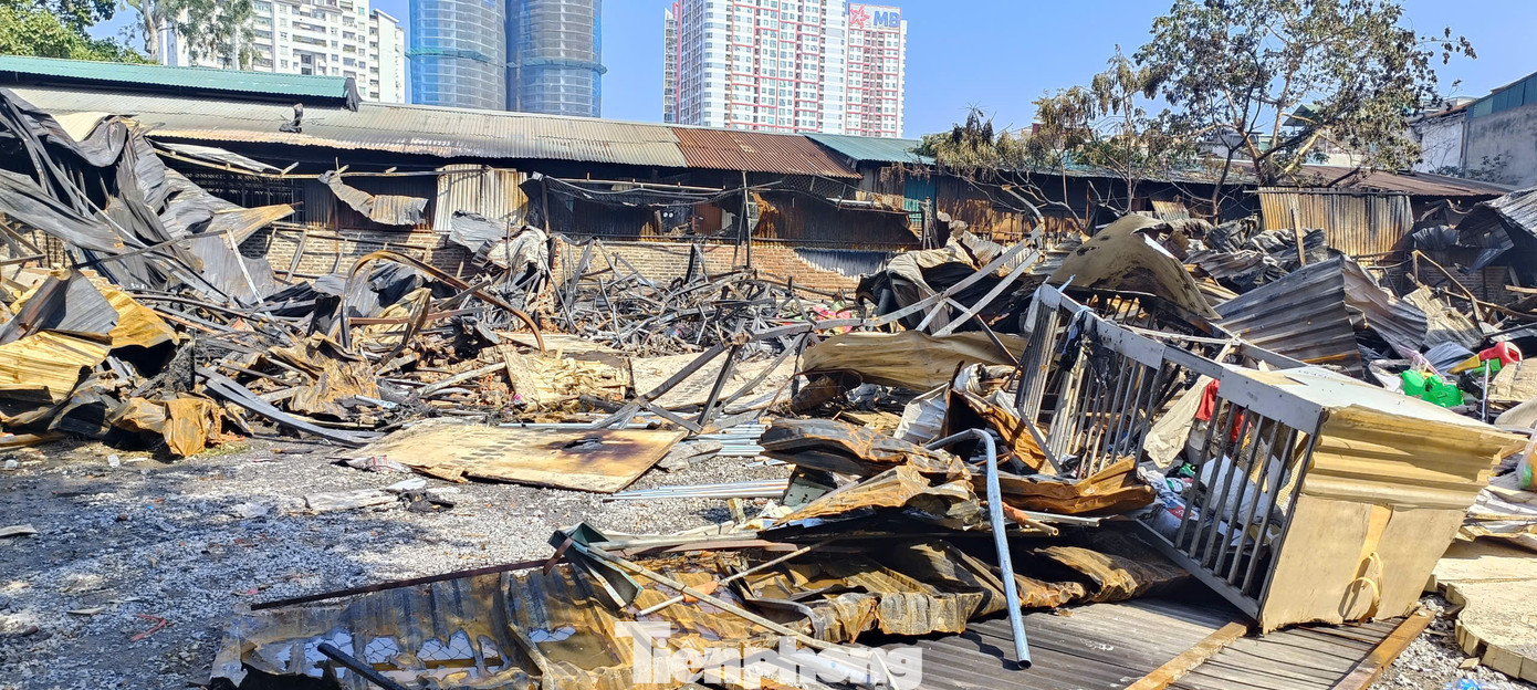 Công an quận Hoàng Mai điều động 2 xe chữa cháy, 1 xe téc nước, 1 xe bán tải đến hiện trường dập lửa.