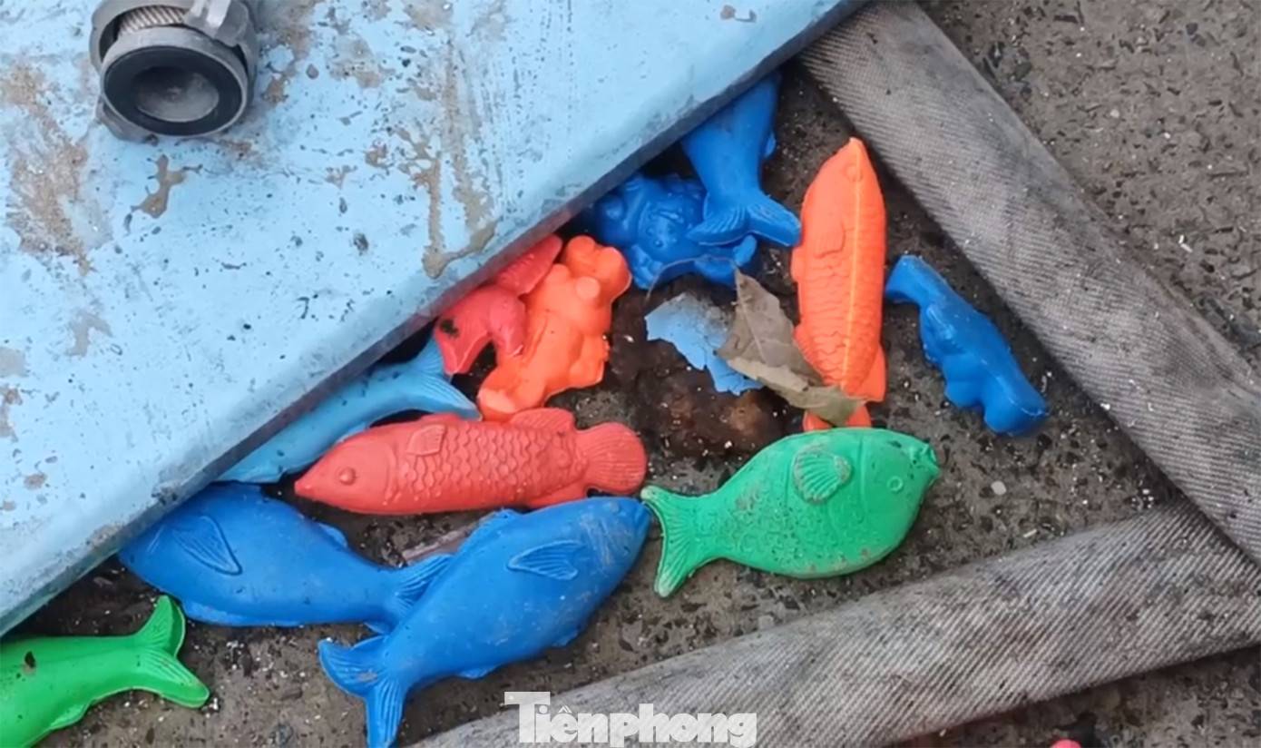 Một số đồ chơi trong kho còn sót lại nằm vương vãi dưới nền đất sau vụ hỏa hoạn.