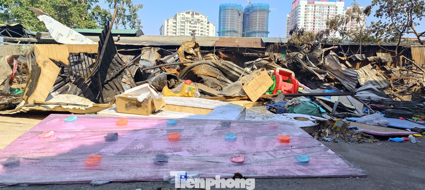 Cùng với đó, Công an quận Hai Bà Trưng điều động 2 xe chữa cháy, Đội CC&amp;CNCH Khu vực 2 điều động 2 xe chữa cháy, 1 xe phương tiện và Đội CC&amp;CNCH Khu vực 5 điều động 2 xe chữa cháy đến phối hợp.