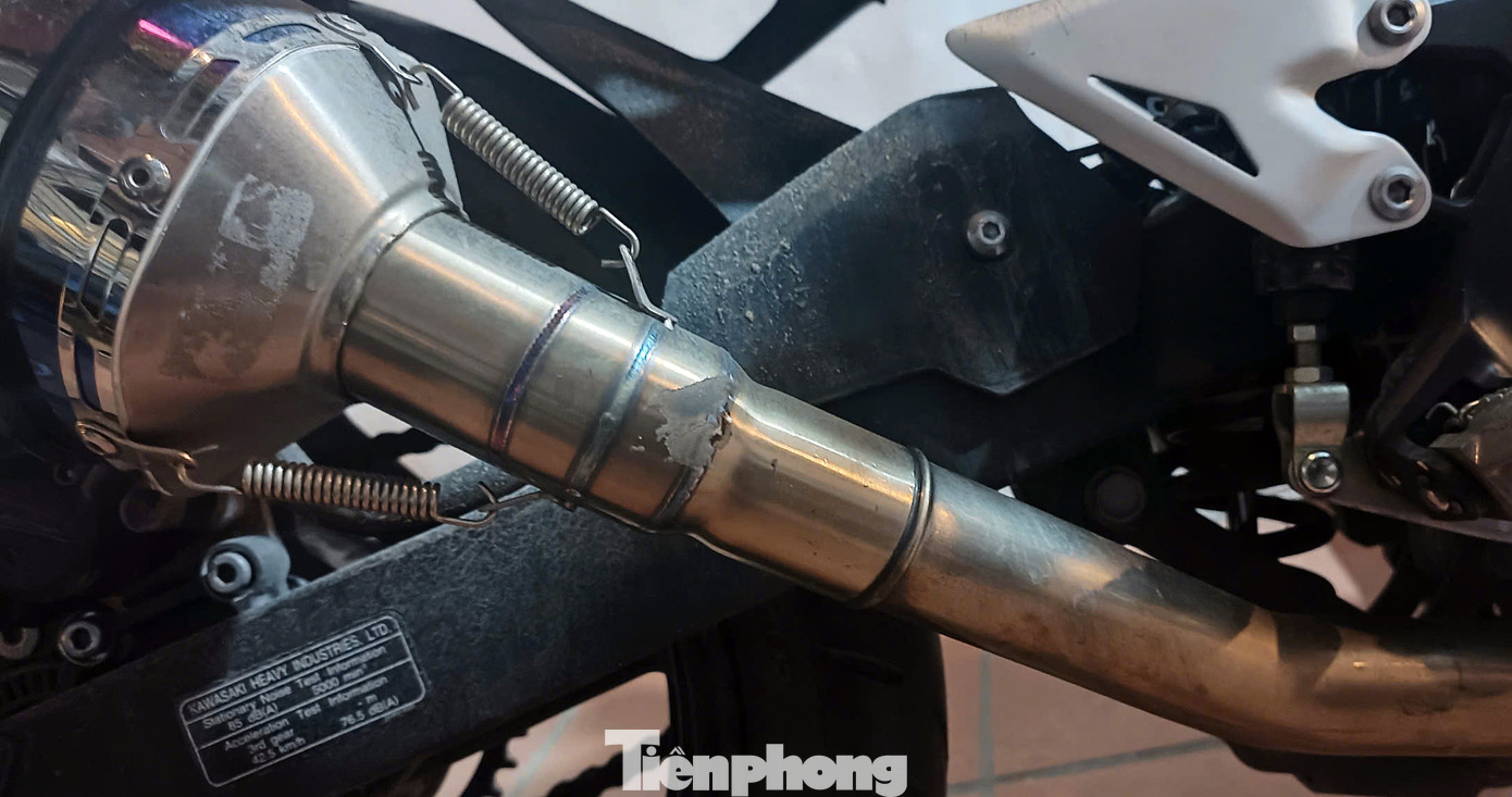 Nhiều người dân thót tim khi nghe tiếng các thanh niên điều khiển xe máy "độ" pô đi bên cạnh. Nhiều người dân thót tim khi nghe tiếng các thanh niên điều khiển xe máy "độ" pô đi bên cạnh.