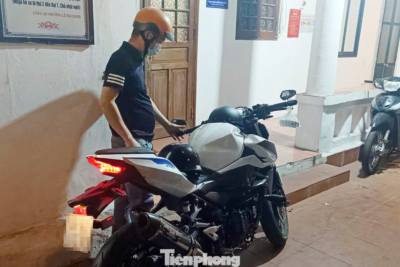 Một chiếc xe phân khối lớn "độ" pô. Một chiếc xe phân khối lớn "độ" pô.