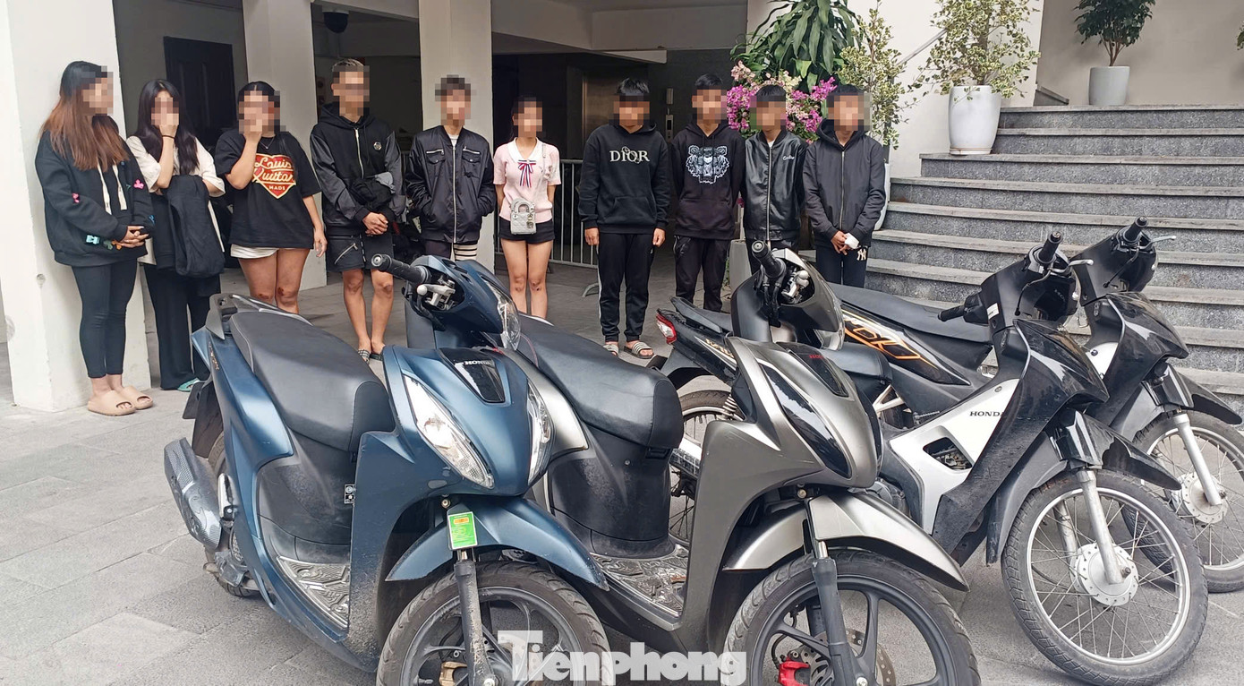 Nhóm thanh thiếu niên bị tạm giữ tại cơ quan công an. Ảnh: Thanh Hà Nhóm thanh thiếu niên bị tạm giữ tại cơ quan công an. Ảnh: Thanh Hà