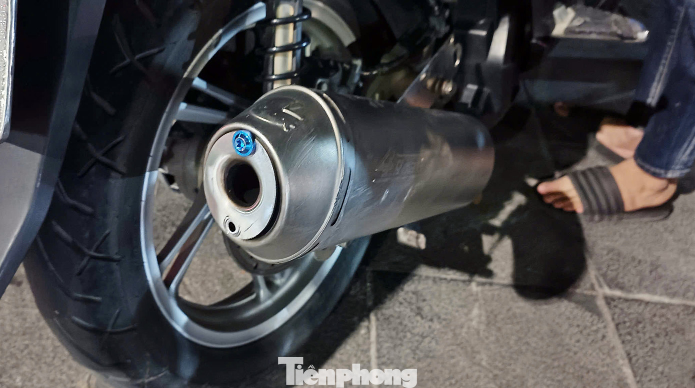 Nhiều người dân thót tim khi nghe tiếng các thanh niên điều khiển xe máy "độ" pô đi bên cạnh. Nhiều người dân thót tim khi nghe tiếng các thanh niên điều khiển xe máy "độ" pô đi bên cạnh.