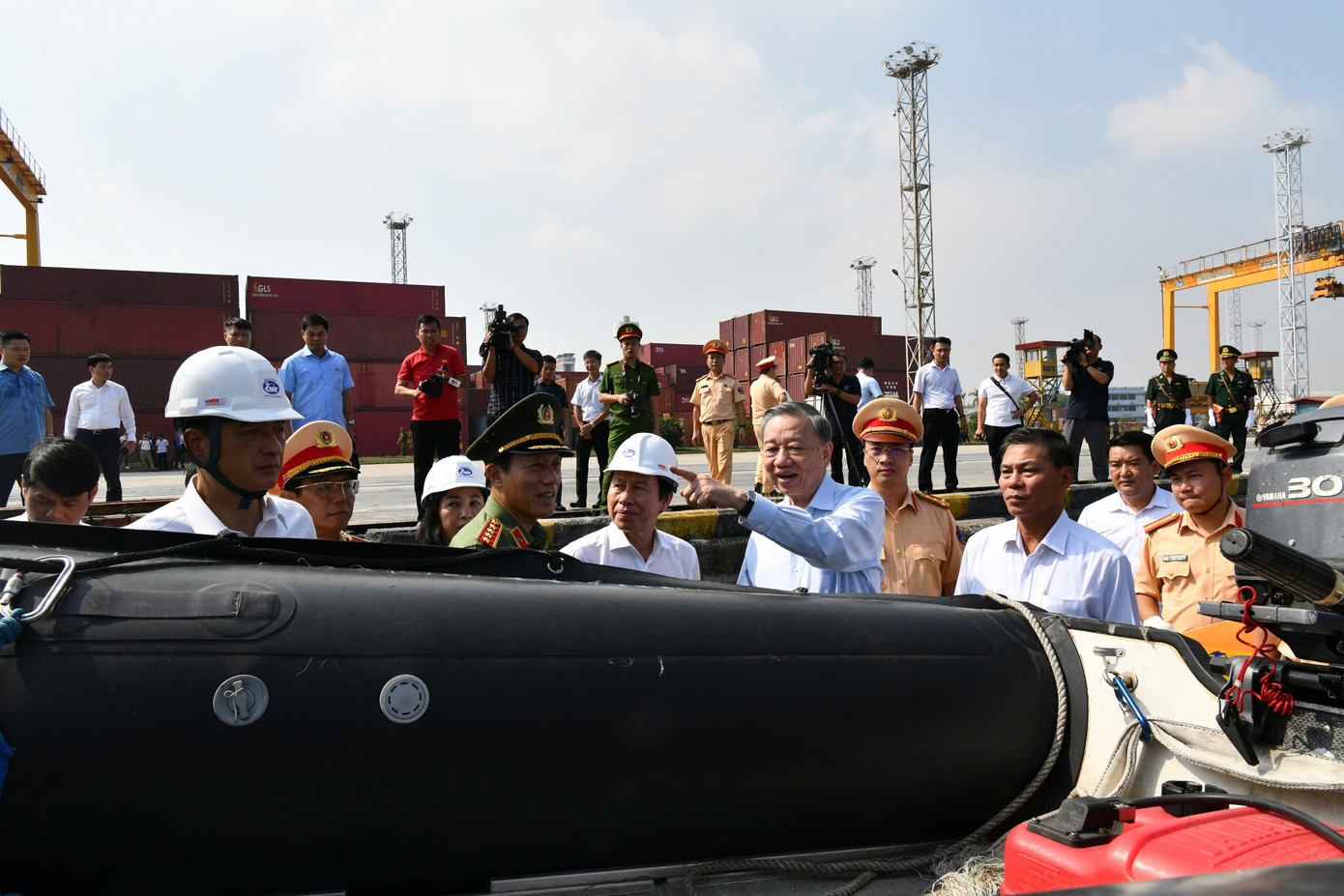 Tổng Bí thư Tô Lâm kiểm tra công tác của tàu tuần tra do Cảnh sát biển Hàn Quốc viện trợ cho Bộ Công an Việt Nam. Tổng Bí thư Tô Lâm kiểm tra công tác của tàu tuần tra do Cảnh sát biển Hàn Quốc viện trợ cho Bộ Công an Việt Nam.