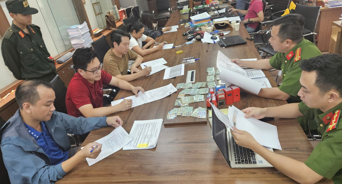 Các đối tượng làm việc với cơ quan công an. Ảnh CACC Các đối tượng làm việc với cơ quan công an. Ảnh CACC