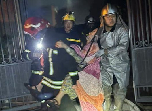 Lực lượng PCCC&amp;CNCH hỗ trợ đưa người ra ngoài.