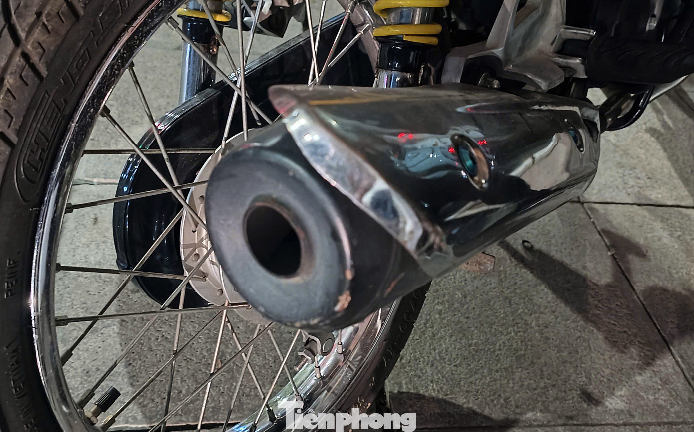 Nhiều người dân thót tim khi nghe tiếng các thanh niên điều khiển xe máy "độ" pô đi bên cạnh. Nhiều người dân thót tim khi nghe tiếng các thanh niên điều khiển xe máy "độ" pô đi bên cạnh.