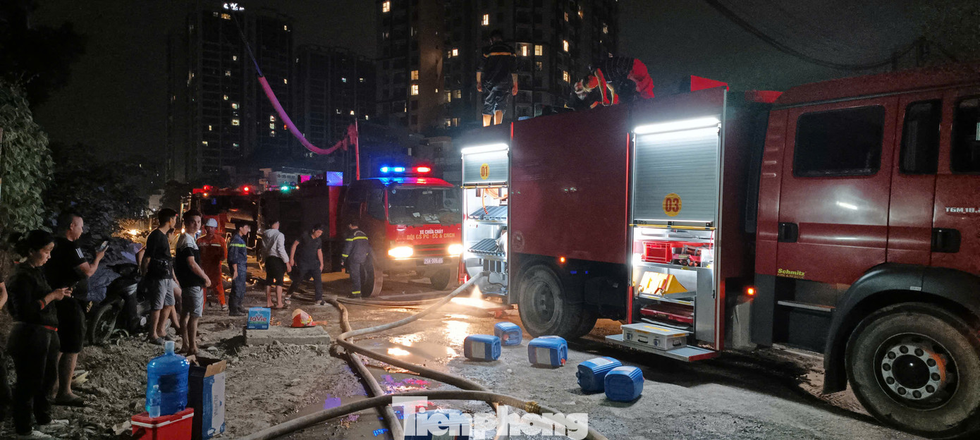 Khoảng 10 xe chữa cháy, xe tải... được huy động đến hiện trường dập lửa.