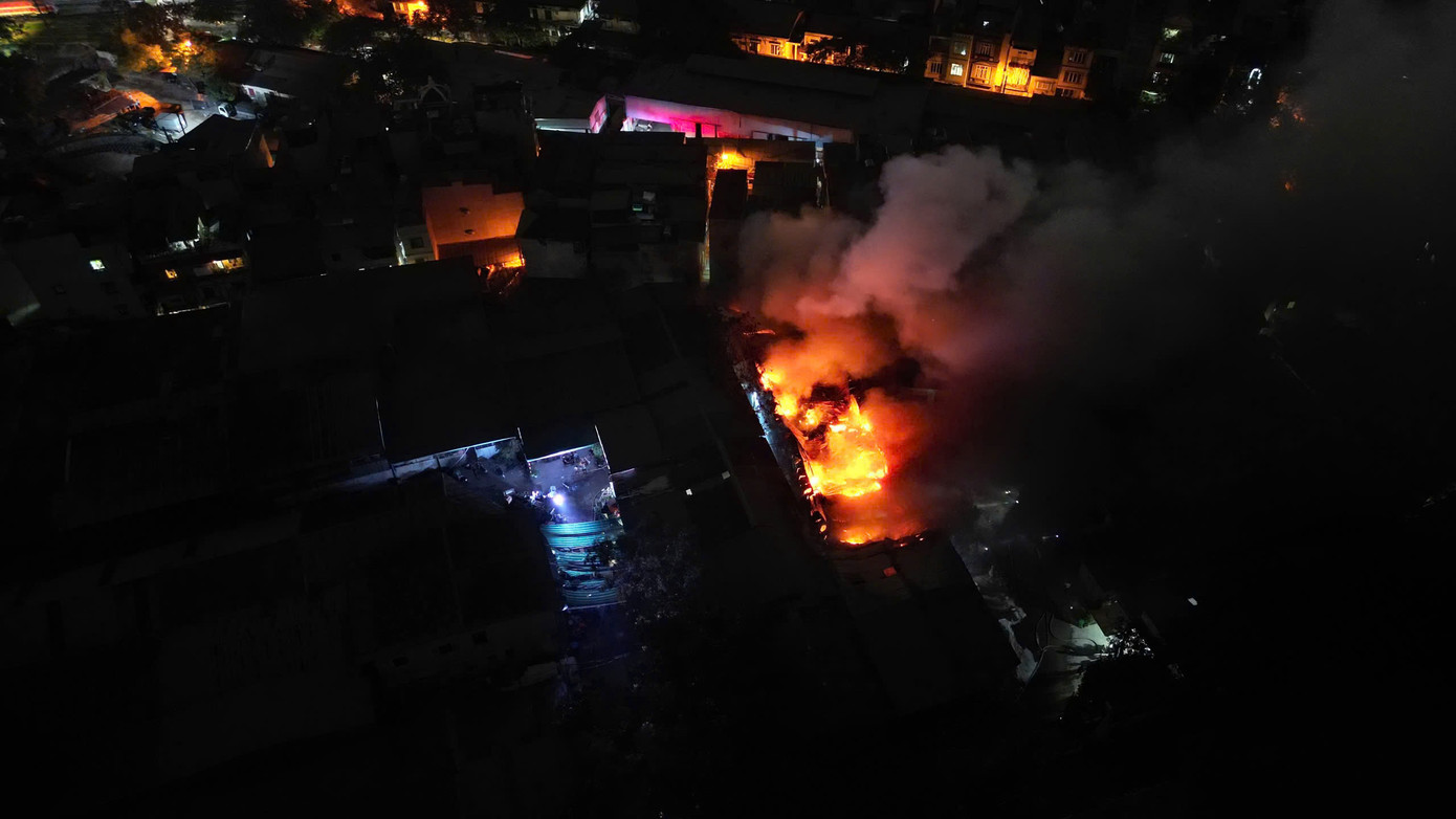 Vụ cháy không có thiệt hại về người tuy nhiên tài sản bị thiêu rụi. Hiện cơ quan chức năng đang điều tra làm rõ nguyên nhân vụ cháy.