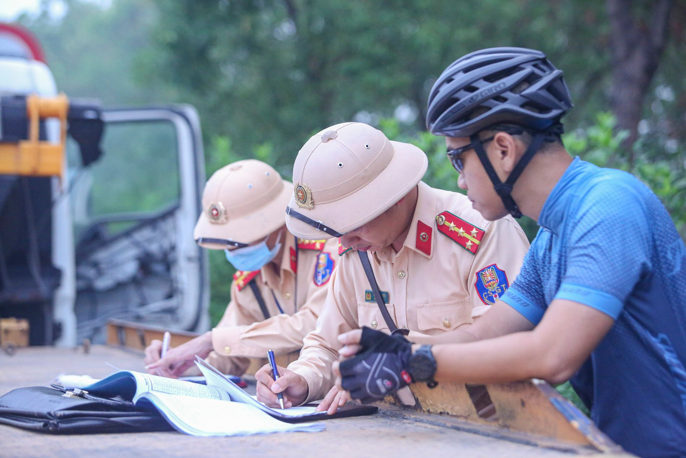 Theo lực lượng chức năng, các phương tiện xe đạp di chuyển vào tuyến đường trên chủ yếu là người đi xe thể thao thành từng tốp vào sáng sớm. Và chỉ cần vắng bóng lực lượng chức năng họ sẽ bất chấp nguy hiểm đi vào đường dành riêng cho ô tô.