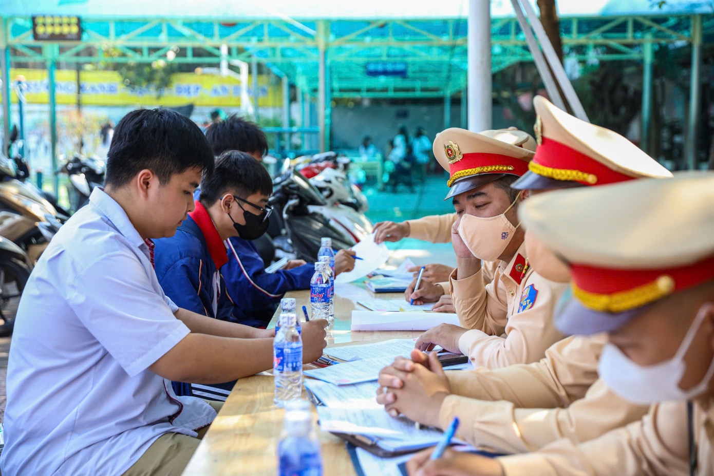 Lực lượng CSGT Hà Nội lập biên bản, tuyên truyền pháp luật đối với một số học sinh chưa đủ tuổi điều khiển xe nhưng sử dụng xe máy làm phương tiện đi học. Lực lượng CSGT Hà Nội lập biên bản, tuyên truyền pháp luật đối với một số học sinh chưa đủ tuổi điều khiển xe nhưng sử dụng xe máy làm phương tiện đi học.