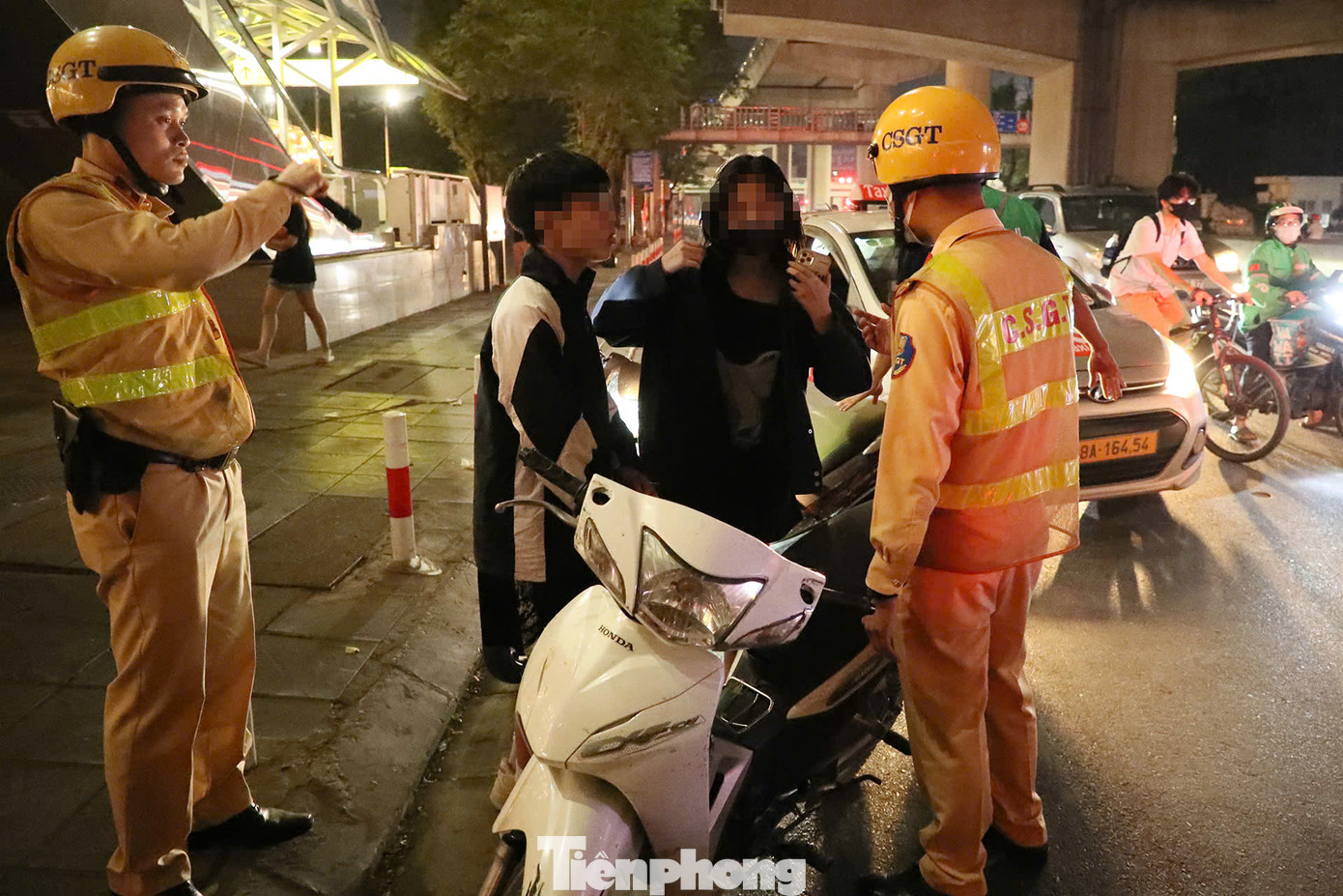 Quá trình làm nhiệm vụ, tổ công tác sử dụng nhiều xe mô tô phân khối lớn để truy đuổi, khống chế các phương tiện vi phạm.