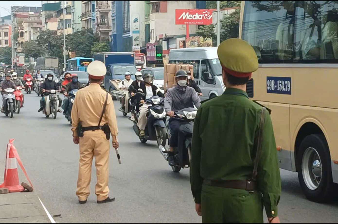 Đội CSGT đường bộ số 14 phối hợp với Công an quận Hoàng Mai làm nhiệm vụ trên tuyến. Đội CSGT đường bộ số 14 phối hợp với Công an quận Hoàng Mai làm nhiệm vụ trên tuyến.