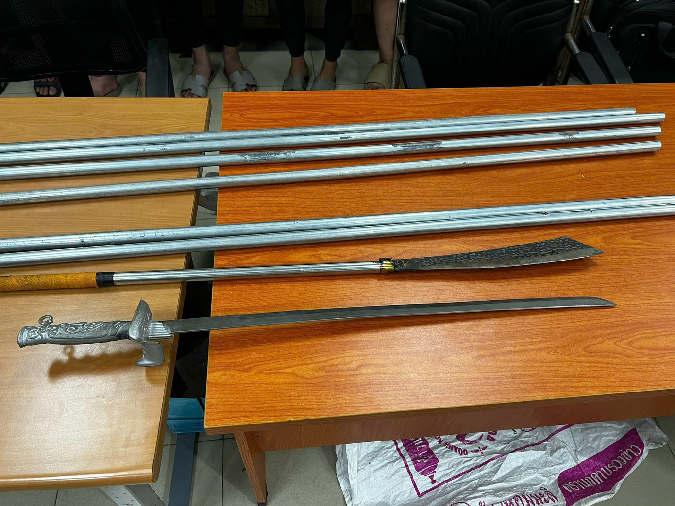 Hình ảnh dao phóng các đối tượng mang đi diễu phố.