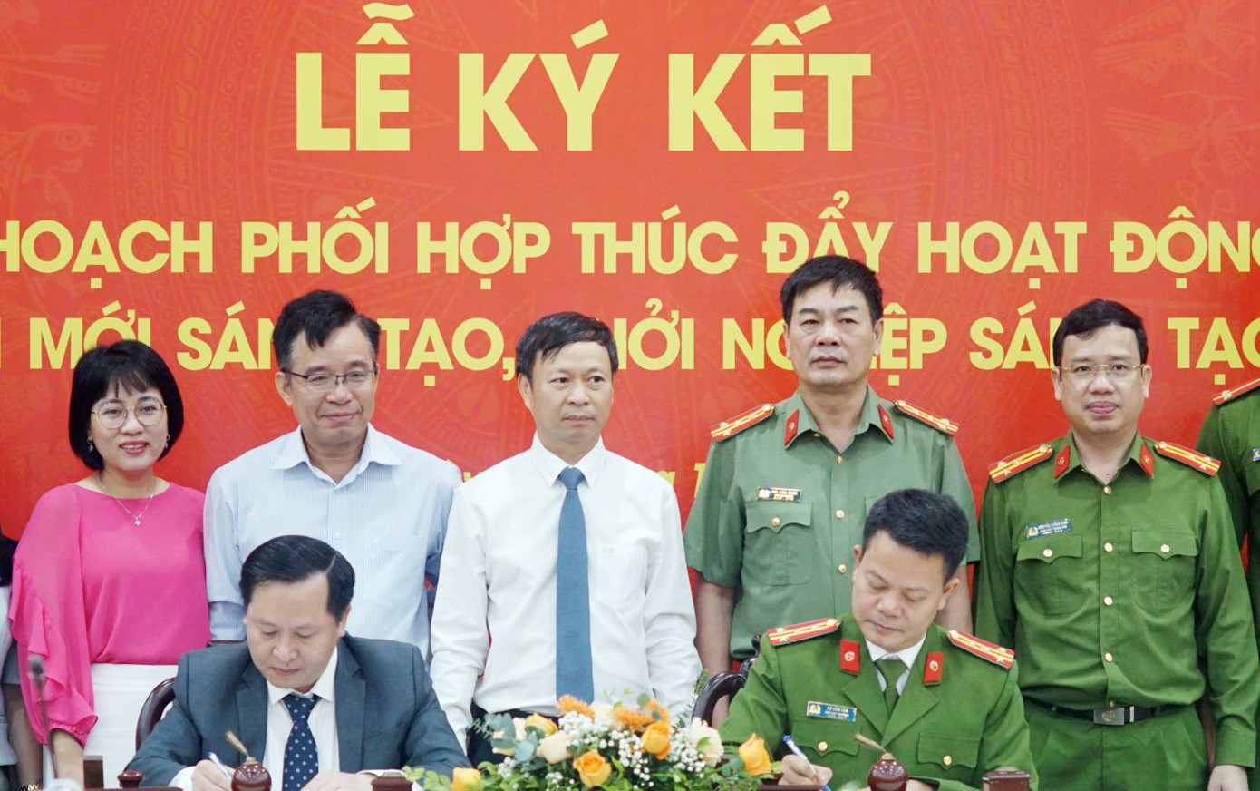 Đại diện hai đơn vị ký kết kế hoạch phối hợp thúc đẩy hoạt động đổi mới sáng tạo, khởi nghiệp sáng tạo.