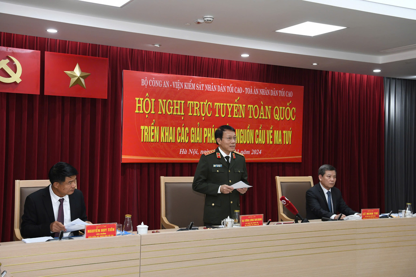 Bộ trưởng Bộ Công an Lương Tam Quang phát biểu tại Hội nghị trực tuyến toàn quốc triển khai các giải pháp giảm nguồn cầu về ma túy. Bộ trưởng Bộ Công an Lương Tam Quang phát biểu tại Hội nghị trực tuyến toàn quốc triển khai các giải pháp giảm nguồn cầu về ma túy.