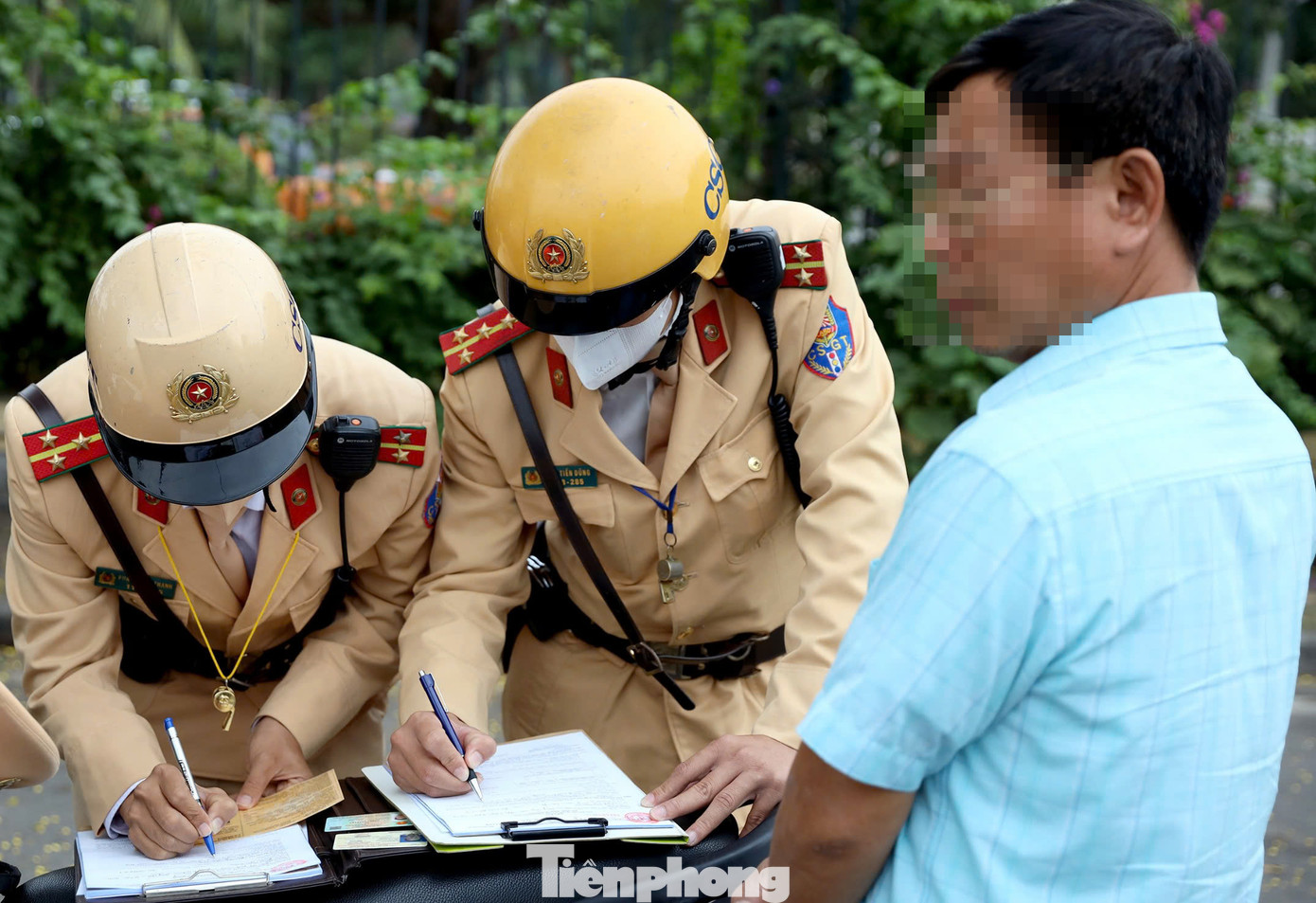 Làm việc với tổ công tác, nam tài xế cho biết không được dừng đỗ xe trên tuyến đường Lê Duẩn nhưng vì có cuộc điện thoại nên mới dừng xe, tắt máy để nghe. Làm việc với tổ công tác, nam tài xế cho biết không được dừng đỗ xe trên tuyến đường Lê Duẩn nhưng vì có cuộc điện thoại nên mới dừng xe, tắt máy để nghe.