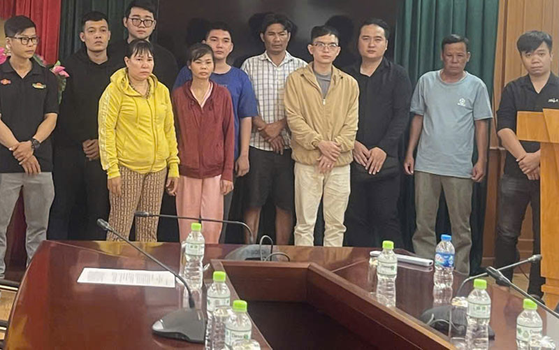 Tuấn cùng các bị can trong vụ án.