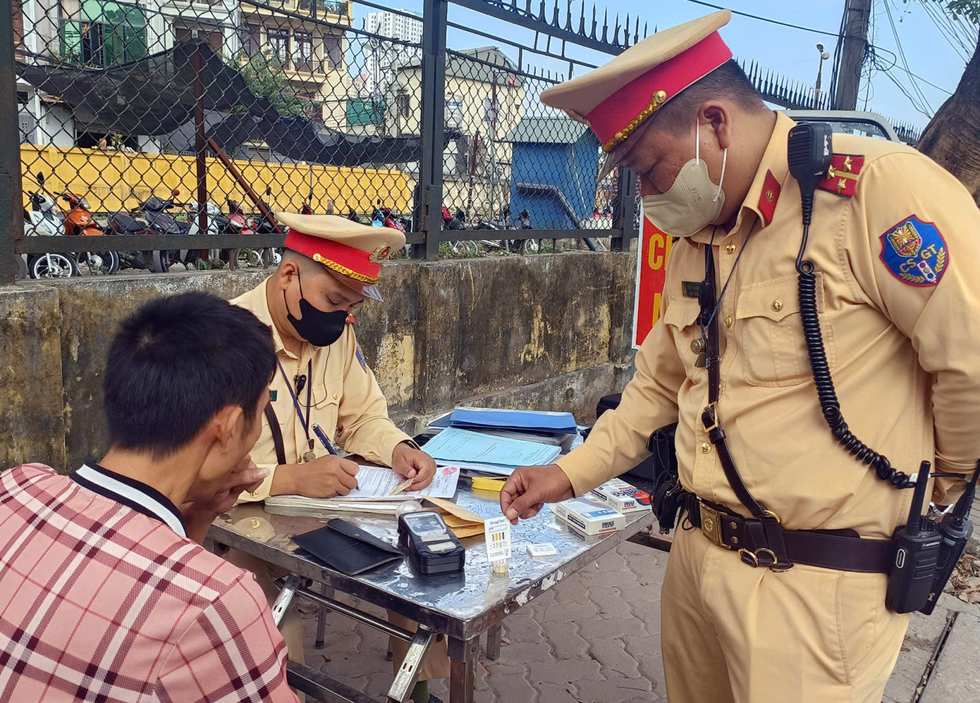 Các tài xế được kiểm tra nồng độ cồn, test nhanh ma túy. Các tài xế được kiểm tra nồng độ cồn, test nhanh ma túy.