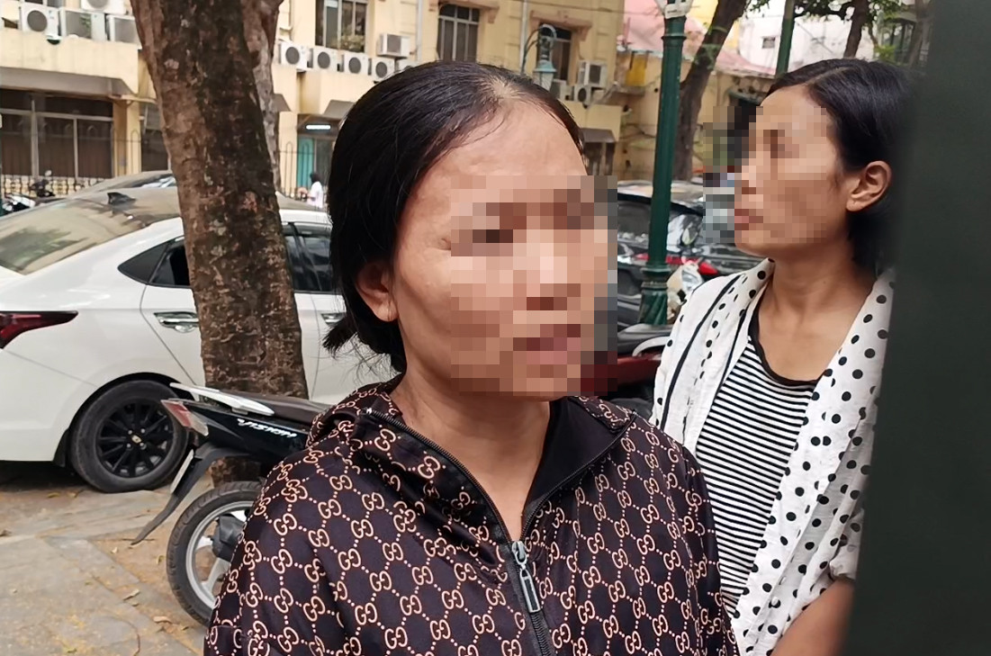 Bà L. có mặt trước cổng Công an quận Hoàn Kiếm (Hà Nội). Bà L. có mặt trước cổng Công an quận Hoàn Kiếm (Hà Nội).