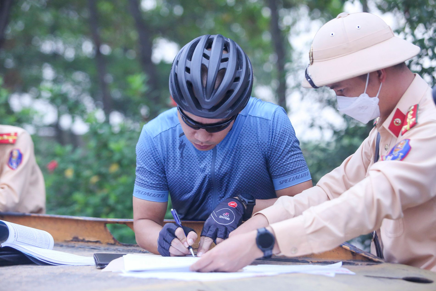 Trung tá Nhữ Quốc Hội - cán bộ Đội CSGT đường bộ số 15 cho biết, trong quá trình làm nhiệm vụ, khi thấy có lực lượng cắm chốt, rất nhiều người đi xe đạp đã vô ý thức quay đầu, có những trường hợp còn vác xe đạp băng qua đường đối diện bỏ chạy. Việc này rất mất an toàn.