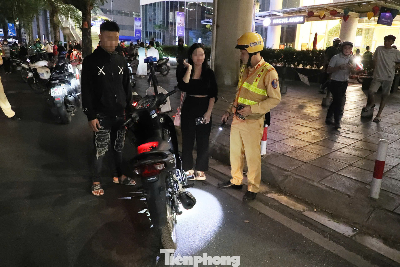 Chỉ trong thời gian ngắn, nhiều thanh thiếu niên điều khiển xe không đội mũ bảo hiểm, không mang BKS... bị dừng kiểm tra.