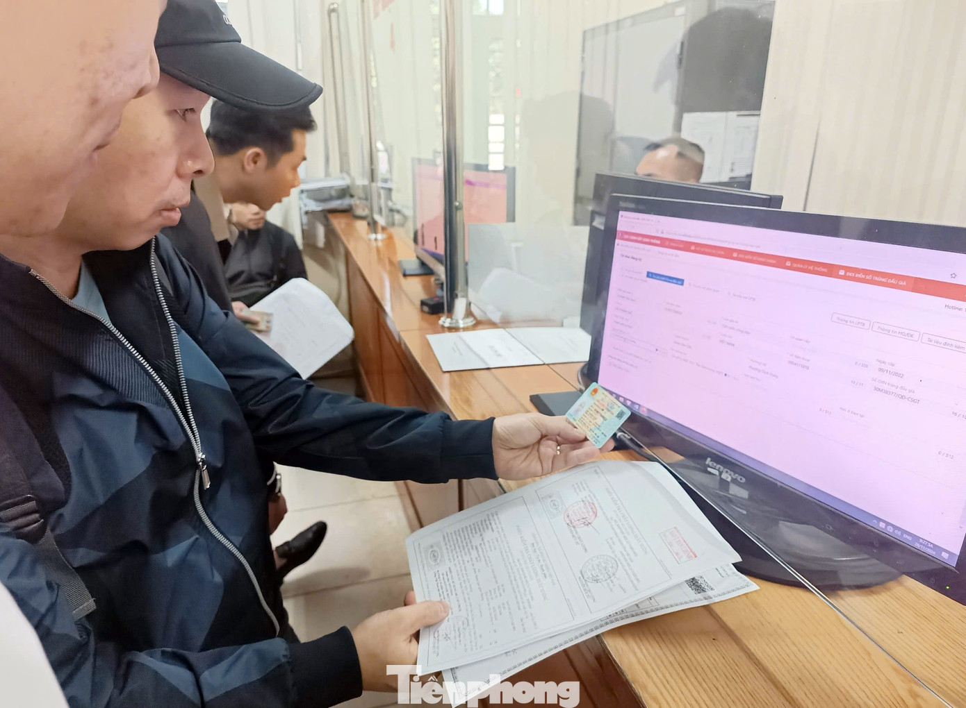 Biển số xe cấp mới được cấp ngay sau khi nhận đủ hồ sơ hợp lệ. Ảnh minh họa: Thanh Hà. Biển số xe cấp mới được cấp ngay sau khi nhận đủ hồ sơ hợp lệ. Ảnh minh họa: Thanh Hà.