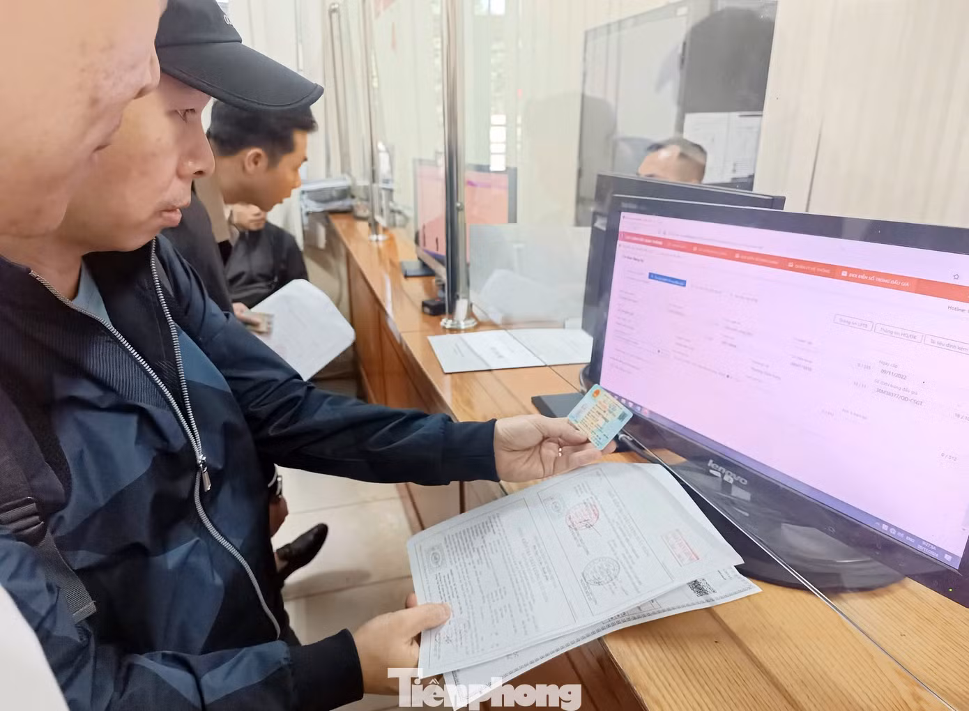 Biển số xe cấp mới được cấp ngay sau khi nhận đủ hồ sơ hợp lệ. Ảnh minh họa: Thanh Hà.